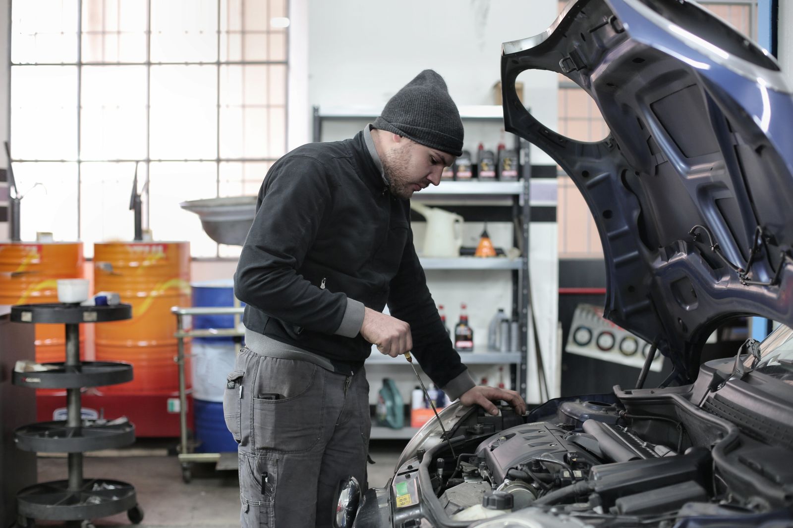 Technicien SOS Épave 31 effectuant une vérification moteur