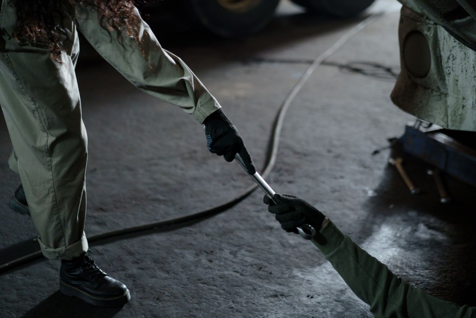 Techniciens de l'équipe SOS Épave 31 travaillant en binôme sur une intervention