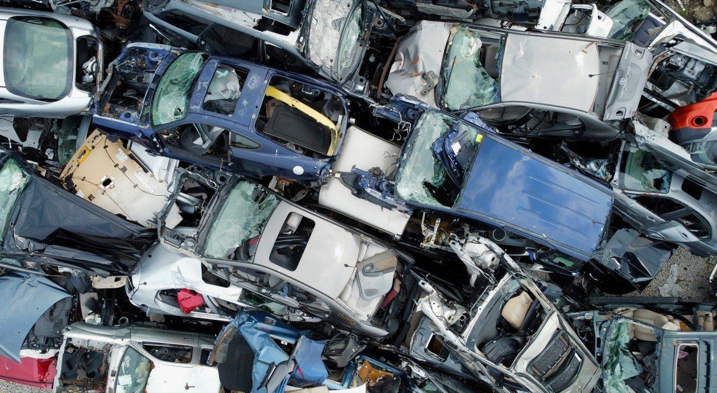 Vue aérienne d'un site de stockage de véhicules hors d'usage