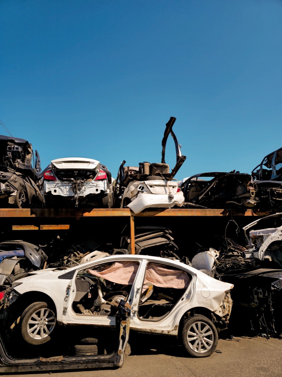 Véhicules hors d'usage empilés dans un centre de recyclage automobile