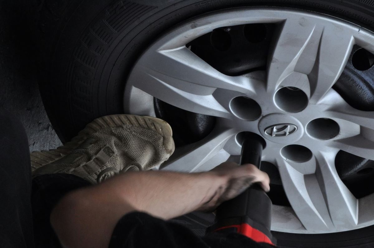 Technicien changeant une roue lors d'un dépannage à Fonsorbes
